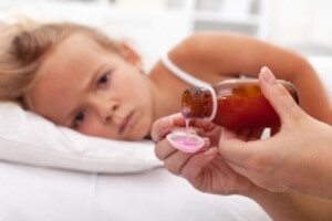 Медикаментозное лечение боли в горле у ребенка предусматривает прием препаратов различных формах