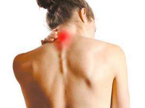 Основным симптомом межпозвоночной грыжи является острая боль в заднем отделе шеи