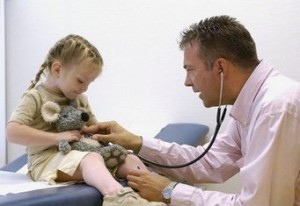 При возникновении рвоты у ребенка желательно обратиться к врачу