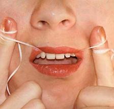 Стоматологи рекомендуют пользоваться зубной нитью 