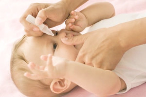 При лечении болезней глаз новорожденным детям нужно обязательно консультироваться с врачом