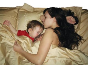 Порицаемый многими, но действенный способ успокоить новорожденного, – взять его к себе в постель
