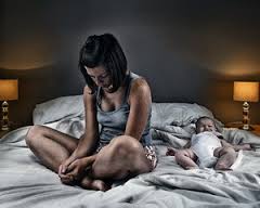 Бодрствование малыша в то время, когда всем хочется отдохнуть, сильно огорчает родителей