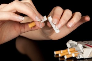 Самым коварным отрицательным моментом при попытке отказаться от курения обычно считают психологическую зависимость от вредной привычки