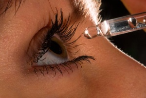 Катаракта является заболеванием хронического типа, поэтому практически любые глазные капли должны использоваться регулярно