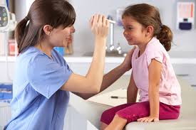 Для лечения, в первую очередь, необходимо обратиться за консультацией к офтальмологу, который определит причину появления конъюнктивита у ребенка