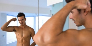 Благодаря тестостерону у мужчин формируется соответствующий тембр голоса, мышечное строение, характерное оволосение груди и лица