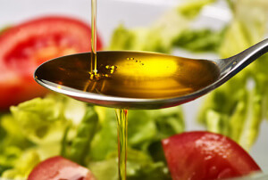 Для снижения уровня холестерина в крови рекомендуется употреблять оливковое масло