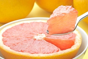 Вещества, придающие горький вкус, содержатся в любых фрукты, но в большом количестве они содержится именно в грейпфрутах