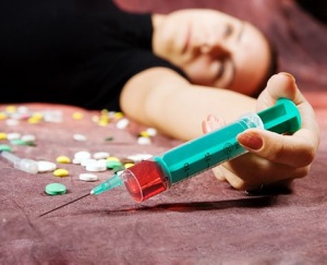 Наркология предполагает не только исследование и лечение алкоголизма, но и решение второй, не менее страшной проблемы 21 века – наркомании