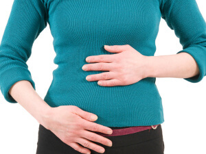 Одним из симптомов кисты является нарушение менструального цикла у женщины