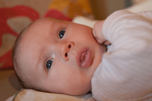 Белый налет на языке у новорожденного может означать наличие молочницы