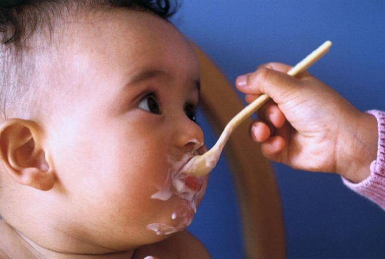 Чем кормить годовалого ребенка: правила рационального питания