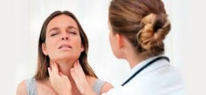 Женщины преклонного возраста, а также те, которые переживают менопаузу, значительно меньше ощущают симптомы болезней щитовидной железы