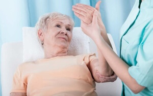 При постоянном онемении кистей рук во время сна следует обратиться к специалисту