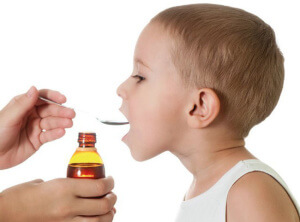 Для лечения кашля у детей врачи назначают специальные средства
