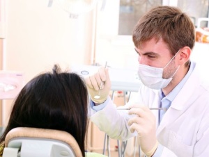 Болевые ощущения в челюсти могут быь связаны со стоматологическими проблемами