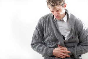 Боль в животе у мужчин может быть связана с воспалительными процессами