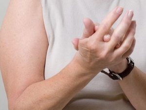 Причиной болезненности фалангов пальцев могут быть возрастные изменения