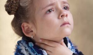 Как лечить больное горло у ребенка: эффективные средства