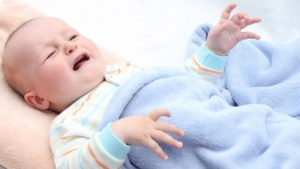 Вздутие, плач и крик малыша - основные симптомы запора