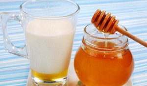 Молоко с медом - эффективное средство для лечения патологии