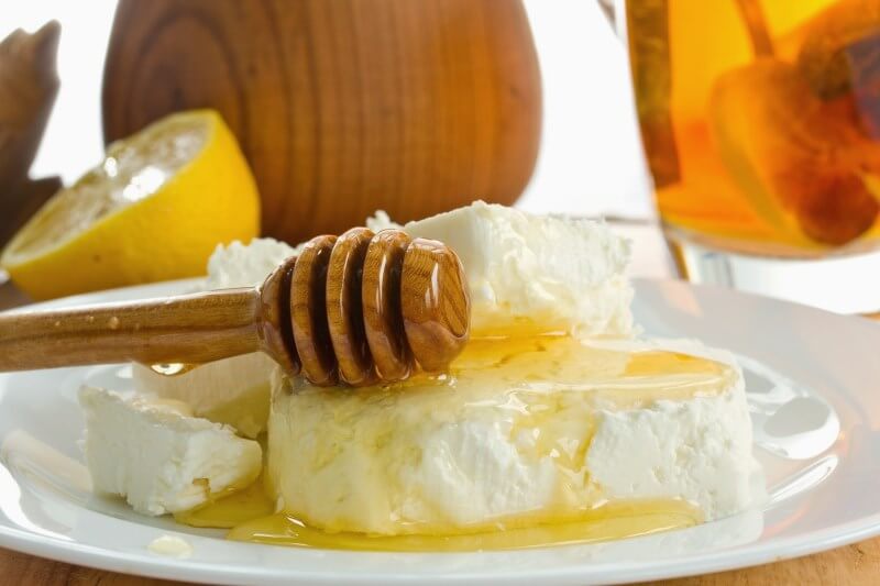Творог с медом: польза вкусного лакомства