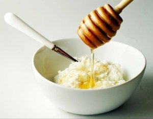 Творог с медом - полезное и вкусное лакомство
