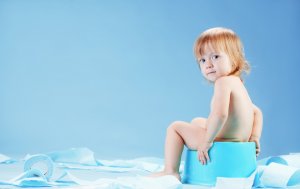 Основной симптом недуга - нарушение стула у ребенка
