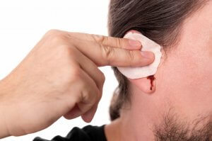 Кровотечение из уха, как результат чистки ушей